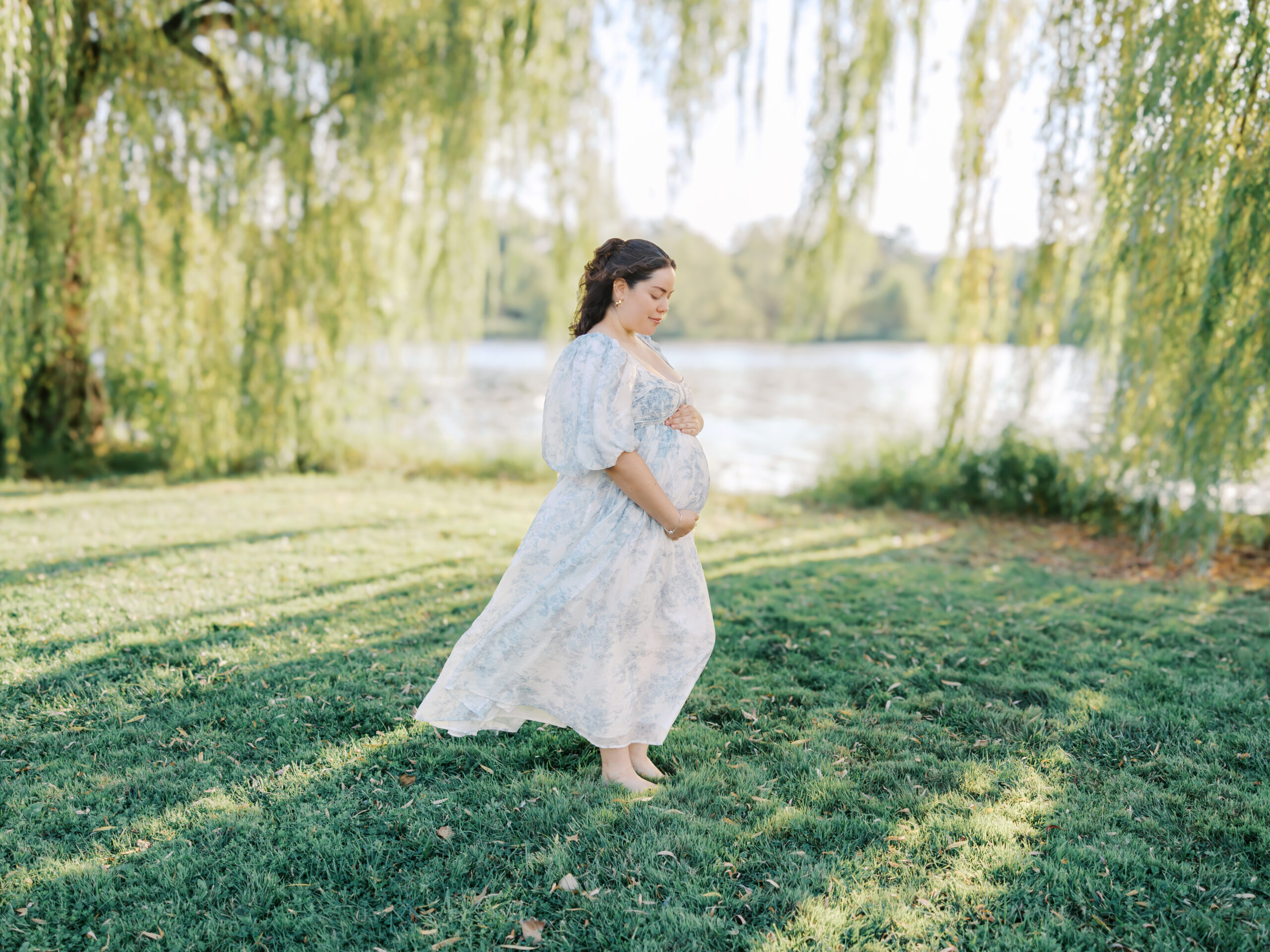 Dreamy outdoor maternity session at lake of the isles in minneapolis with angela watts photography